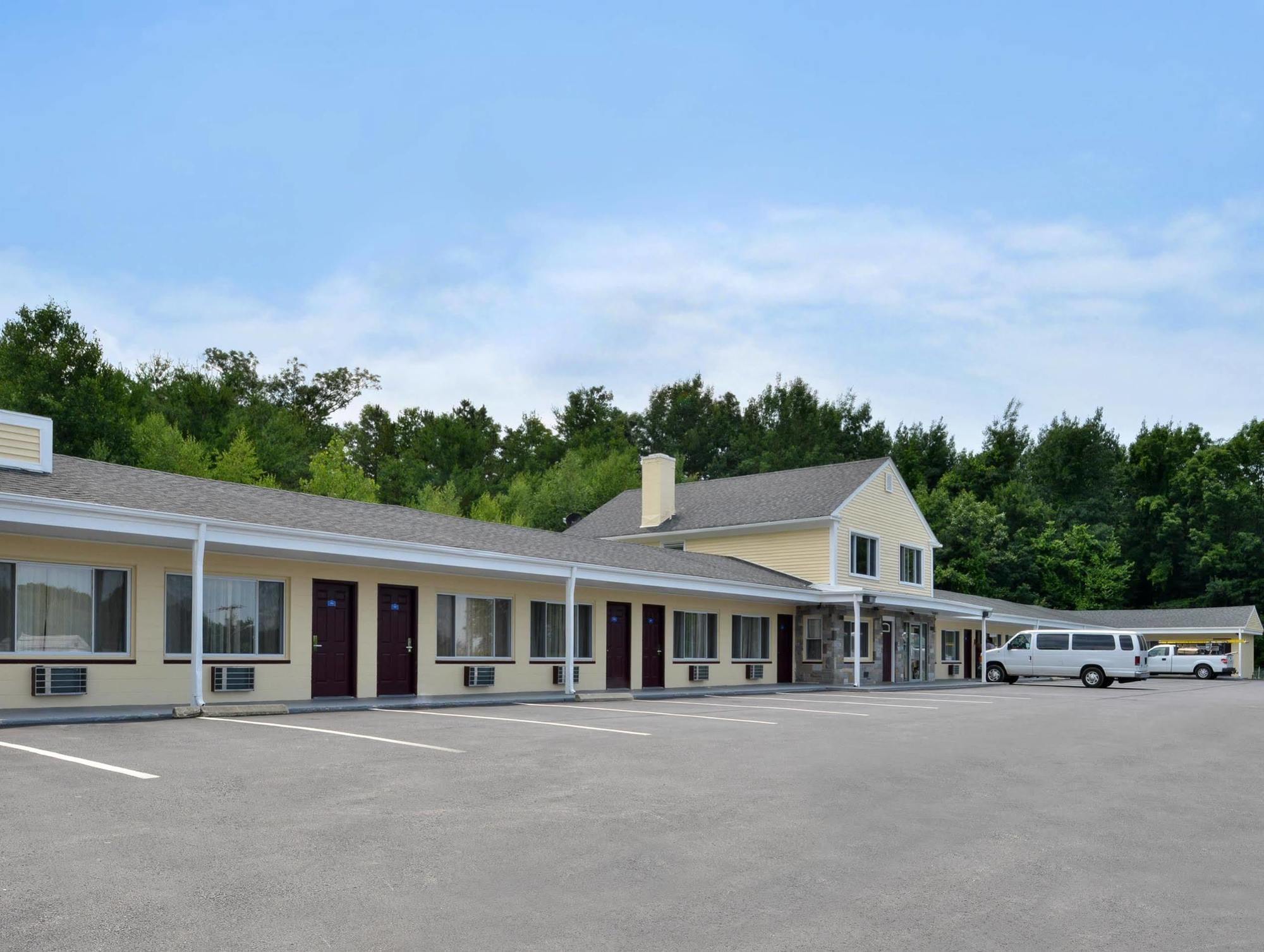 Americas Best Value Inn Providence-North Scituate Exterior photo